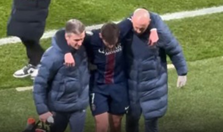 VIDEO: უმძიმესი კადრებია - როგორ დატოვა ტრავმირებულმა კვარამ მოედანი